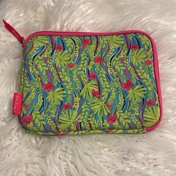 Lilly Pulitzer Make up bag size long 10” wide 8” no rips smell see pictures - Picture 1 of 11